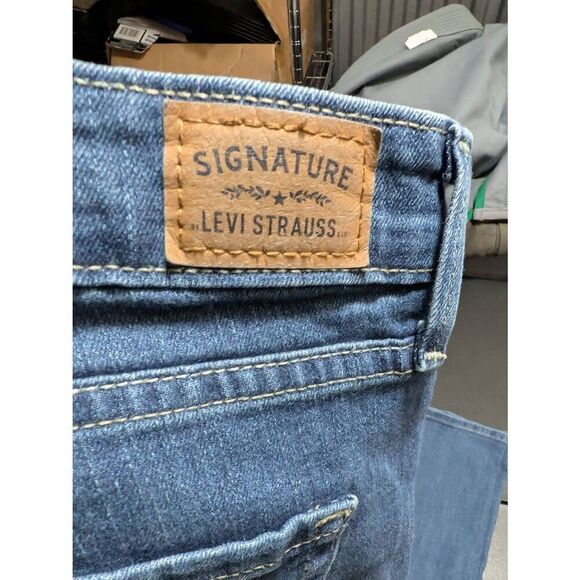 Signature Levi's Mid Rise Bootcut Jeans Women's 10 - Picture 2 of 8